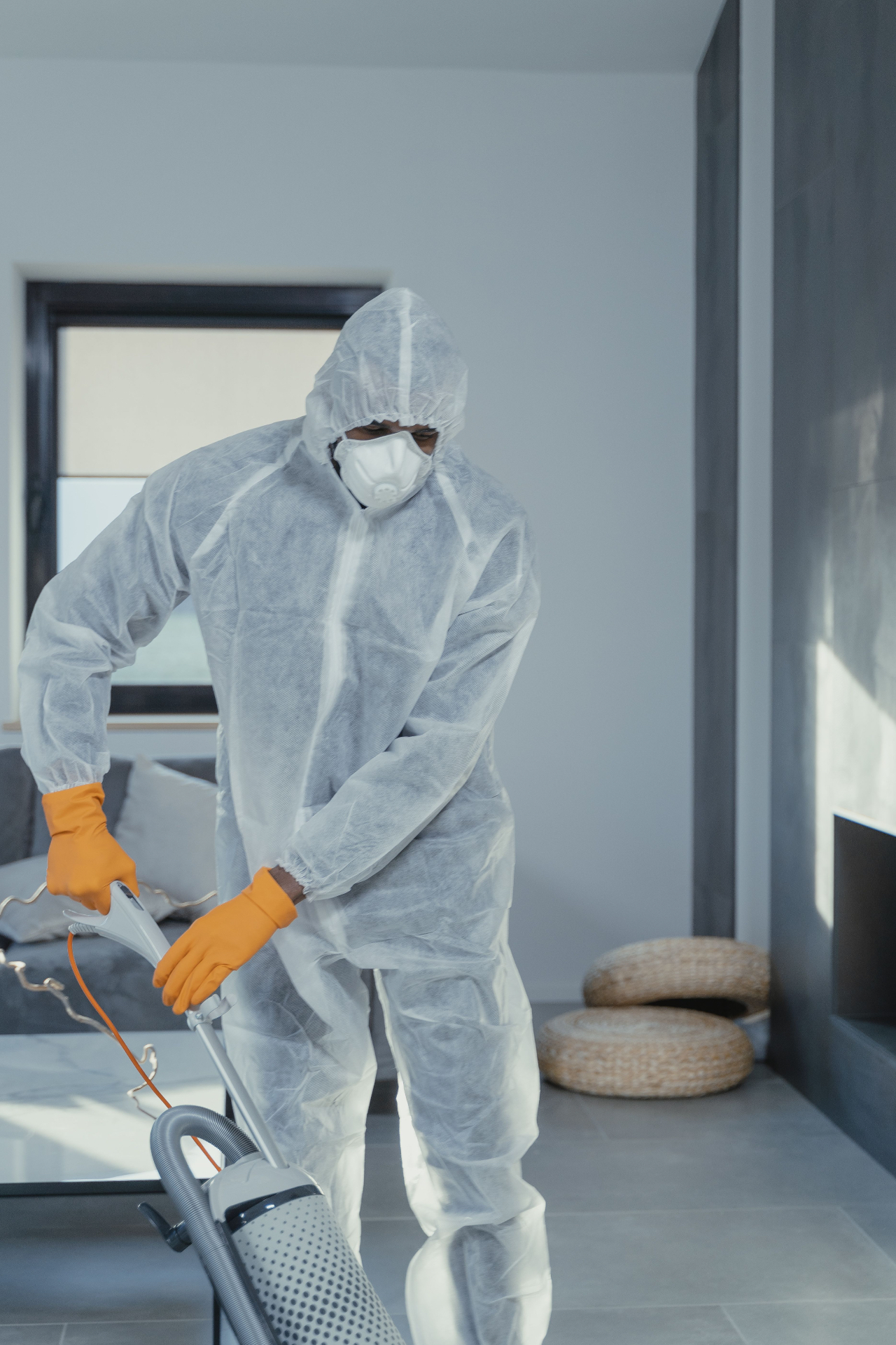 Pastrues profesional i Beri Cleaning në ambient të brendshëm me pajisje dhe veshje mbrojtëse